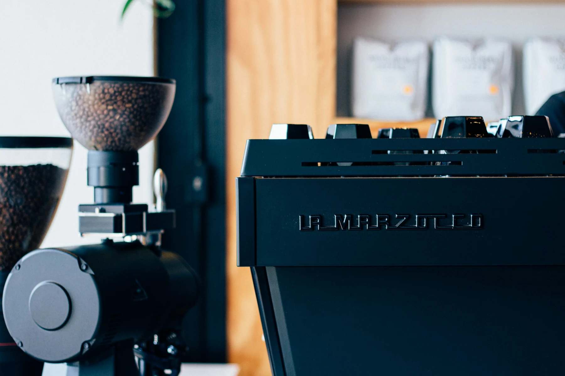 Macchina La Marzocco e grinder — fotografia 16