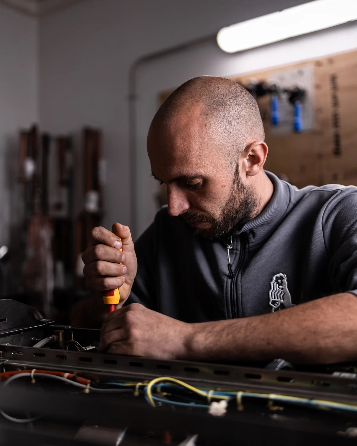 Tecnico Coffeetech al lavoro su una macchina espresso